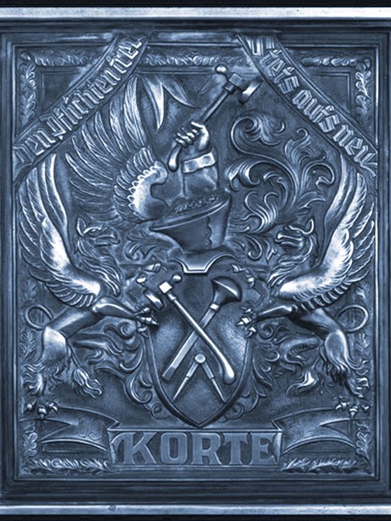Handgraviertes Zunftwappen der Graveure mit Greifen, Stichel und Hammer, darunter der Name KORTE.