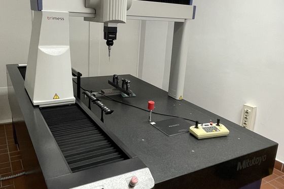 MITUTOYO Koordinatenmessmaschine mit Portalaufbau und Granitmesstisch im Messraum.